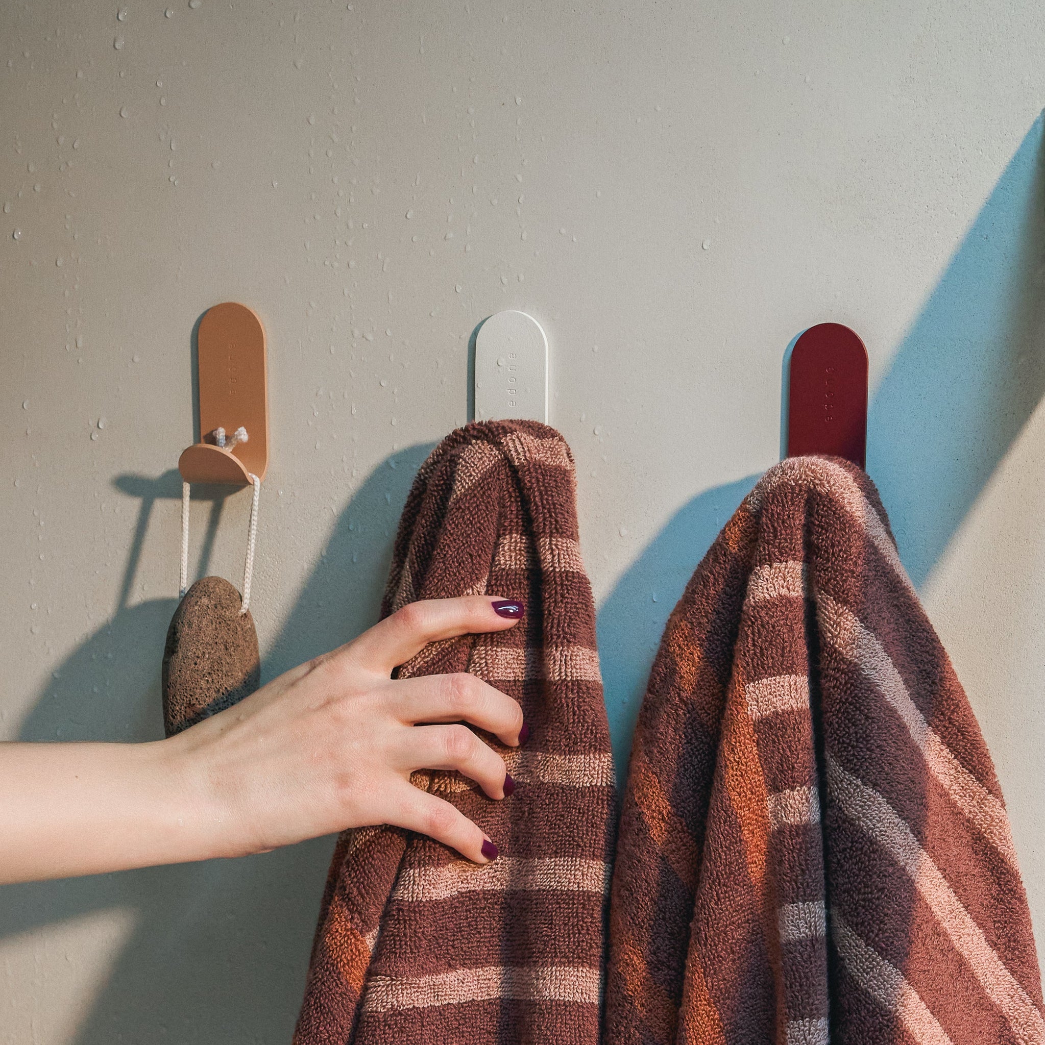 Patère à fixer au mur sans perçage design et colorée