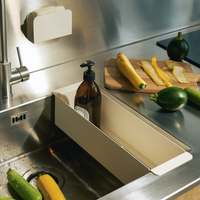 Bac d'évier design et coloré en aluminium pour évier standard qui permet de ranger des accessoires, égoutter la vaisselle ou des fruits et légumes