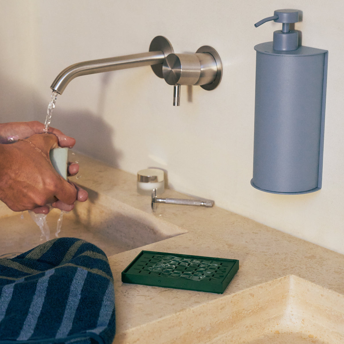 porte savon vert sapin et flacon rechargeable bleu orage Bild