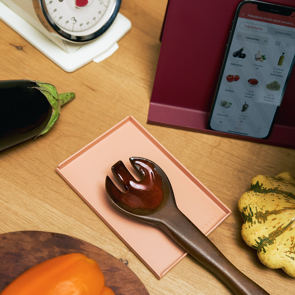 repose spatule et support tablette pour une cuisine propre, rangée et design Image