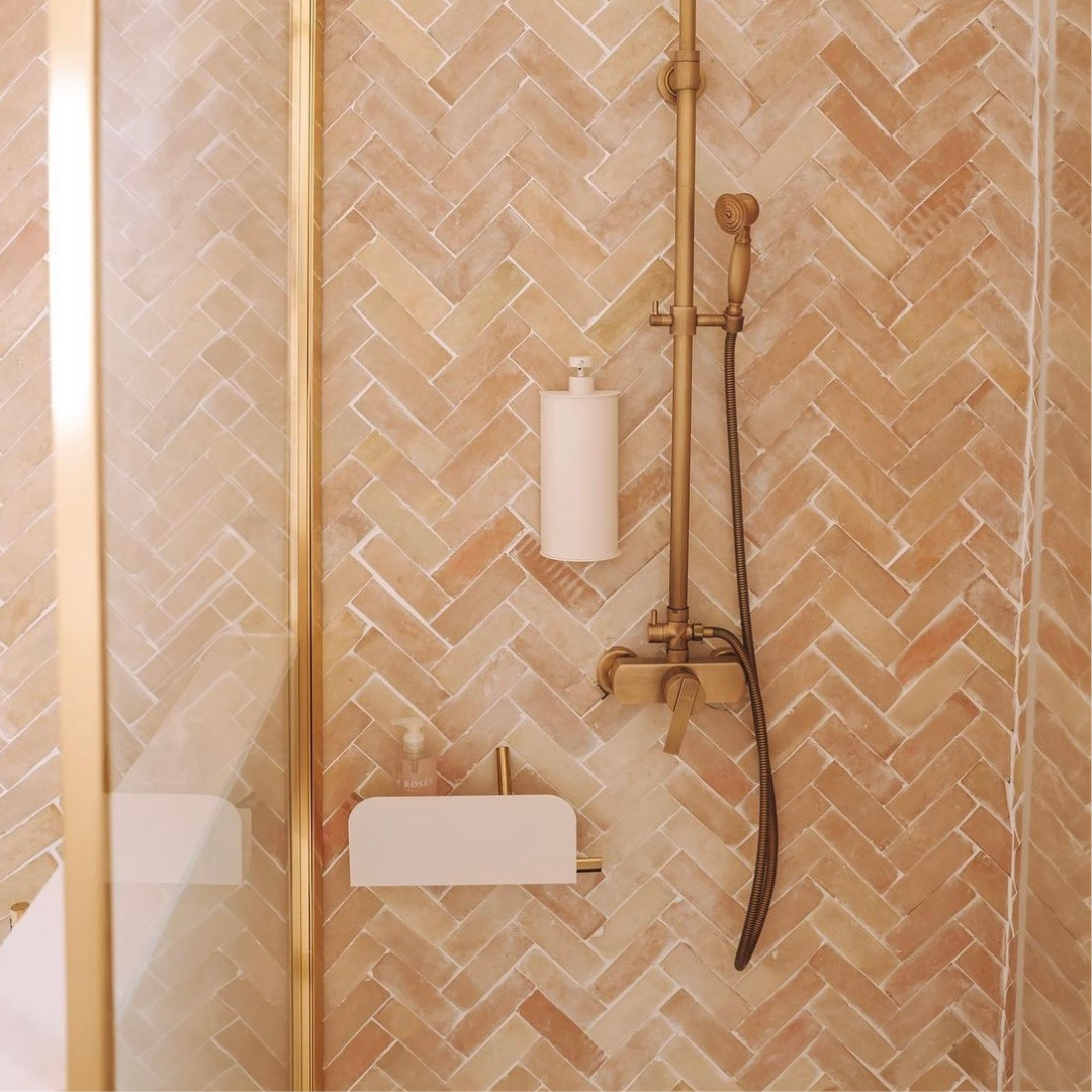 étagère de douche et flacon rechargeable blanc crème fixés sans perçage Image