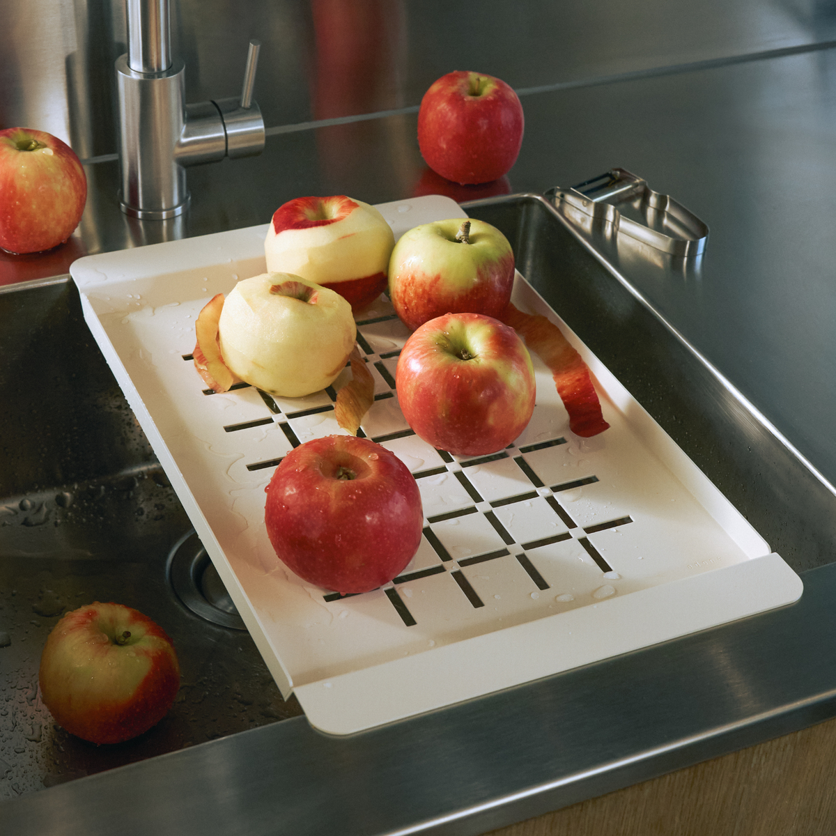 égouttoir pour évier en aluminium permettant d'éplucher fruits et légumes directement au dessus de l'évier ou bien de laisser égoutter la vaisselle Image