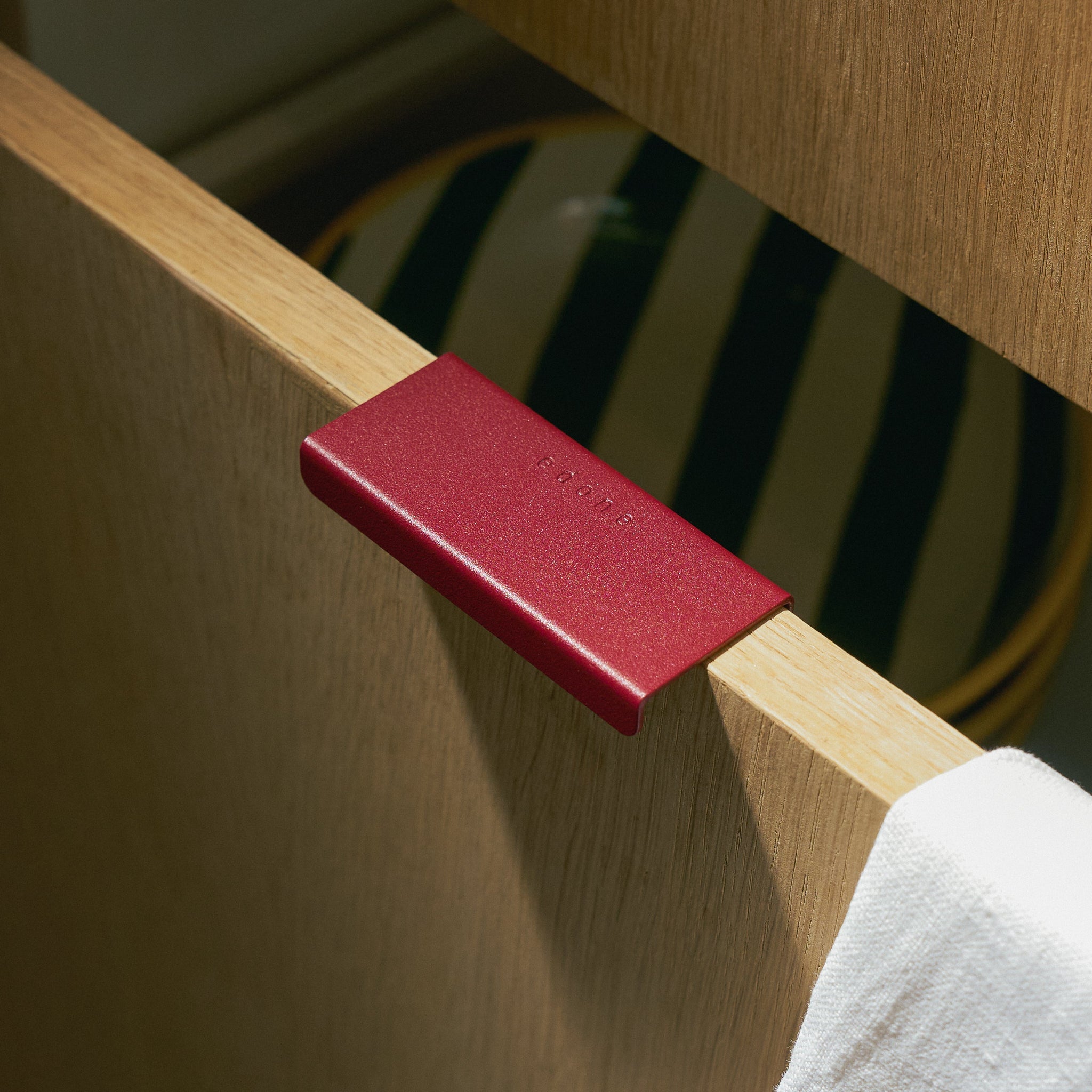 poignée de tiroir discrète et colorée