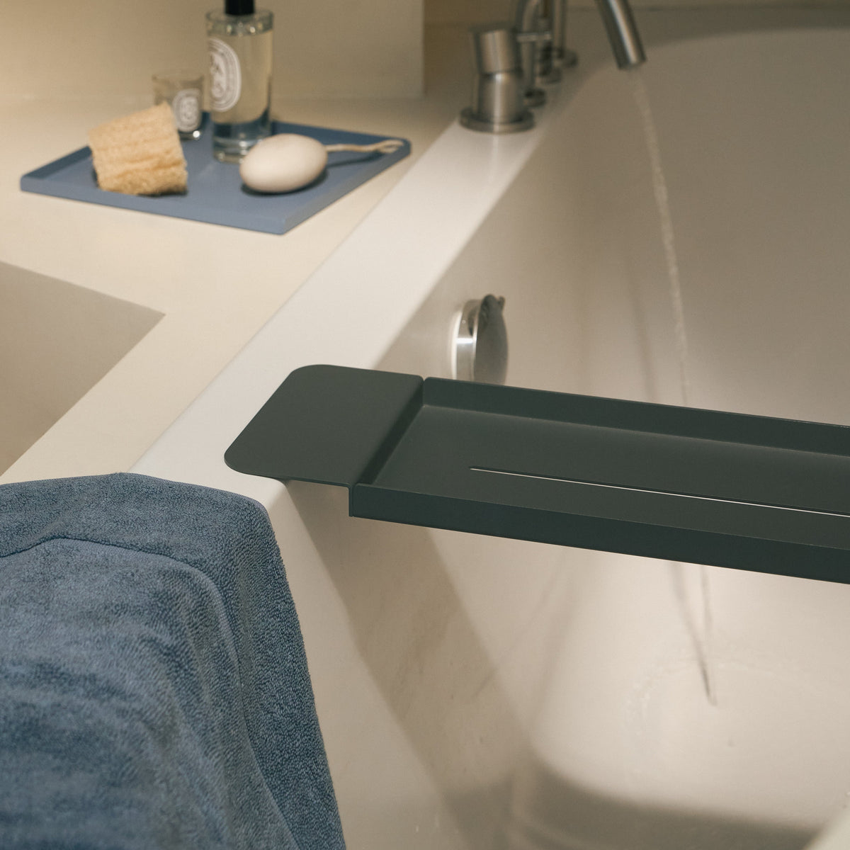 Table de baignoire design et pratique pour poser accessoires