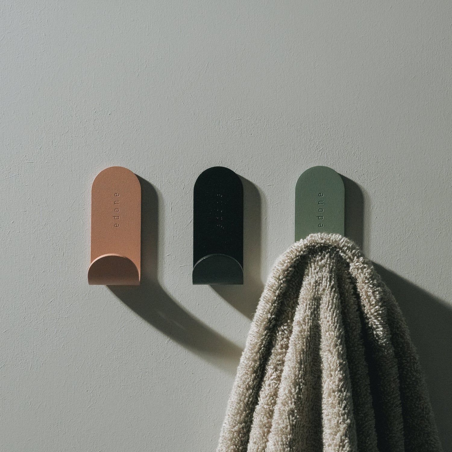 patère porte serviette ou torchon design et coloré fixable au mur sans perçage