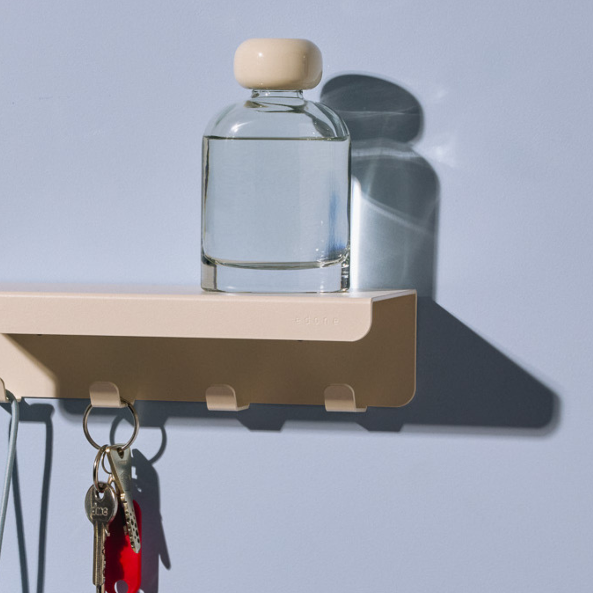 étagère à crochets en aluminium inoxydable coloré de haute qualité pour accrochets clefs, serviettes ou torchons fixable au mur sans perçage et tablette pour poser des accessoires. Bild