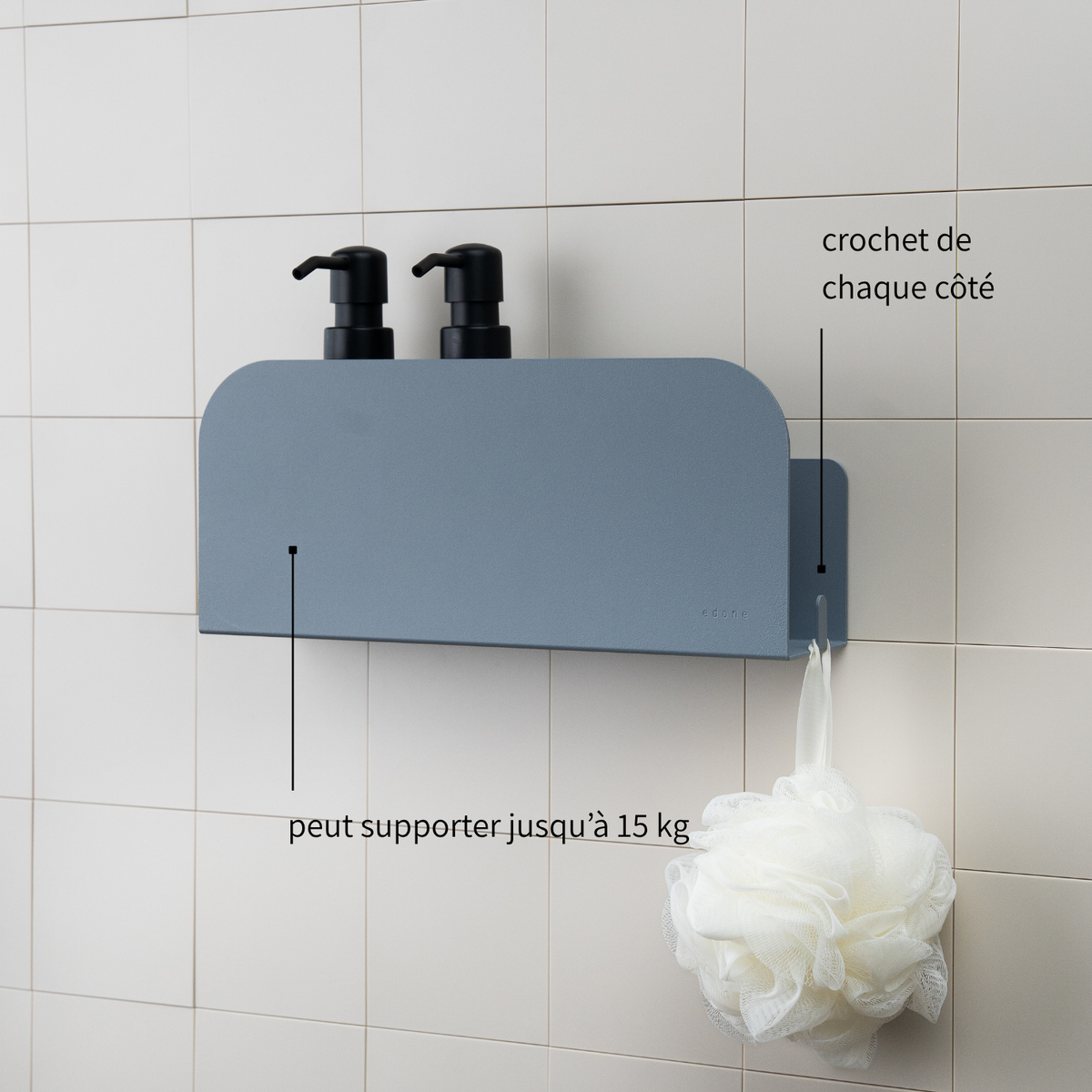 étagère de douche design en aluminium inoxydable fixable au mur sans perçage grâce à des bandes adhésives ultra résistantes. Avec crochet de chaque côté pour accessoires. Peut supporter jusqu'à 15kg.