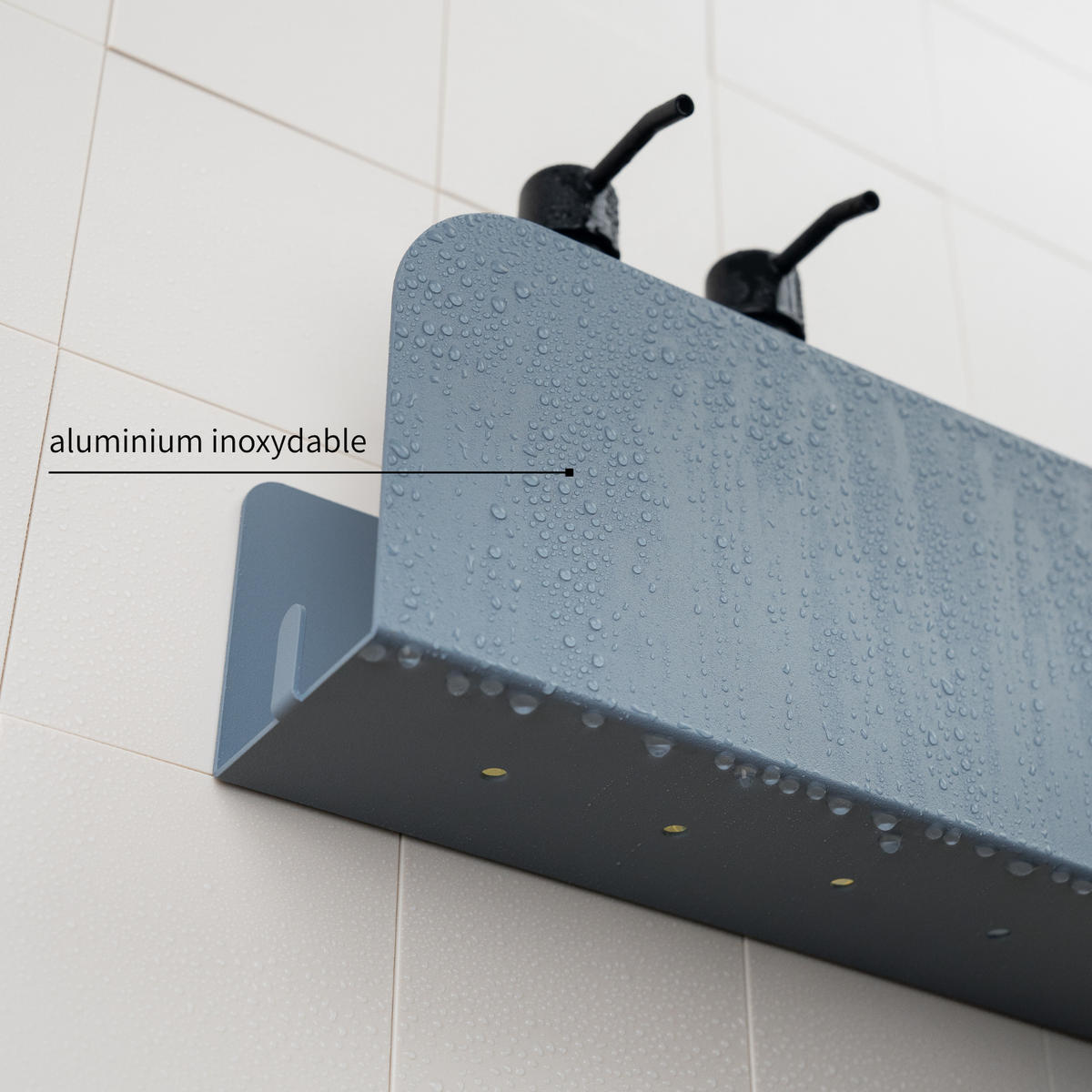 étagère de douche design en aluminium inoxydable fixable au mur sans perçage grâce à des bandes adhésives ultra résistantes. Ne rouille pas. 