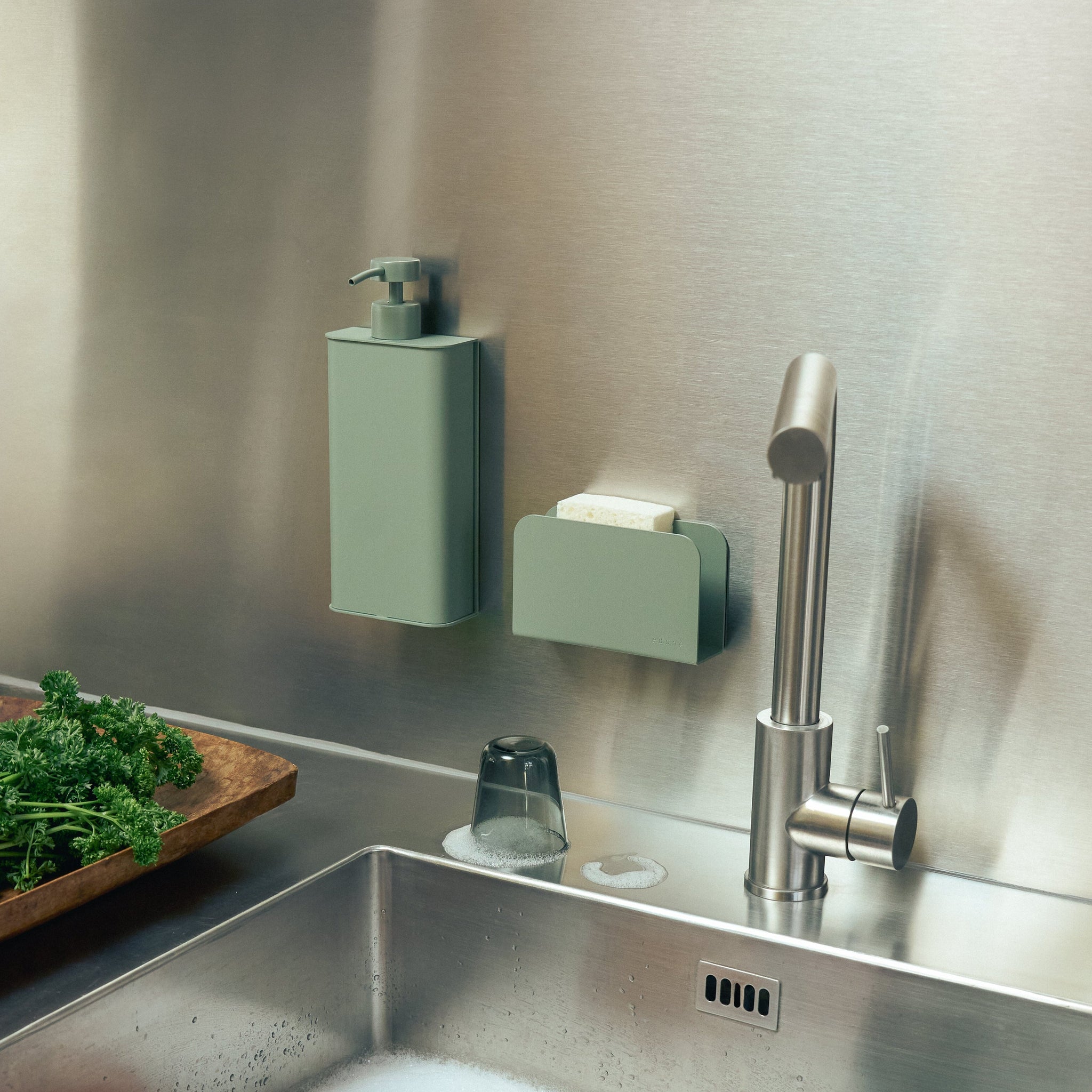 flacon rechargeable et cache éponge fixables au mur sans perçage