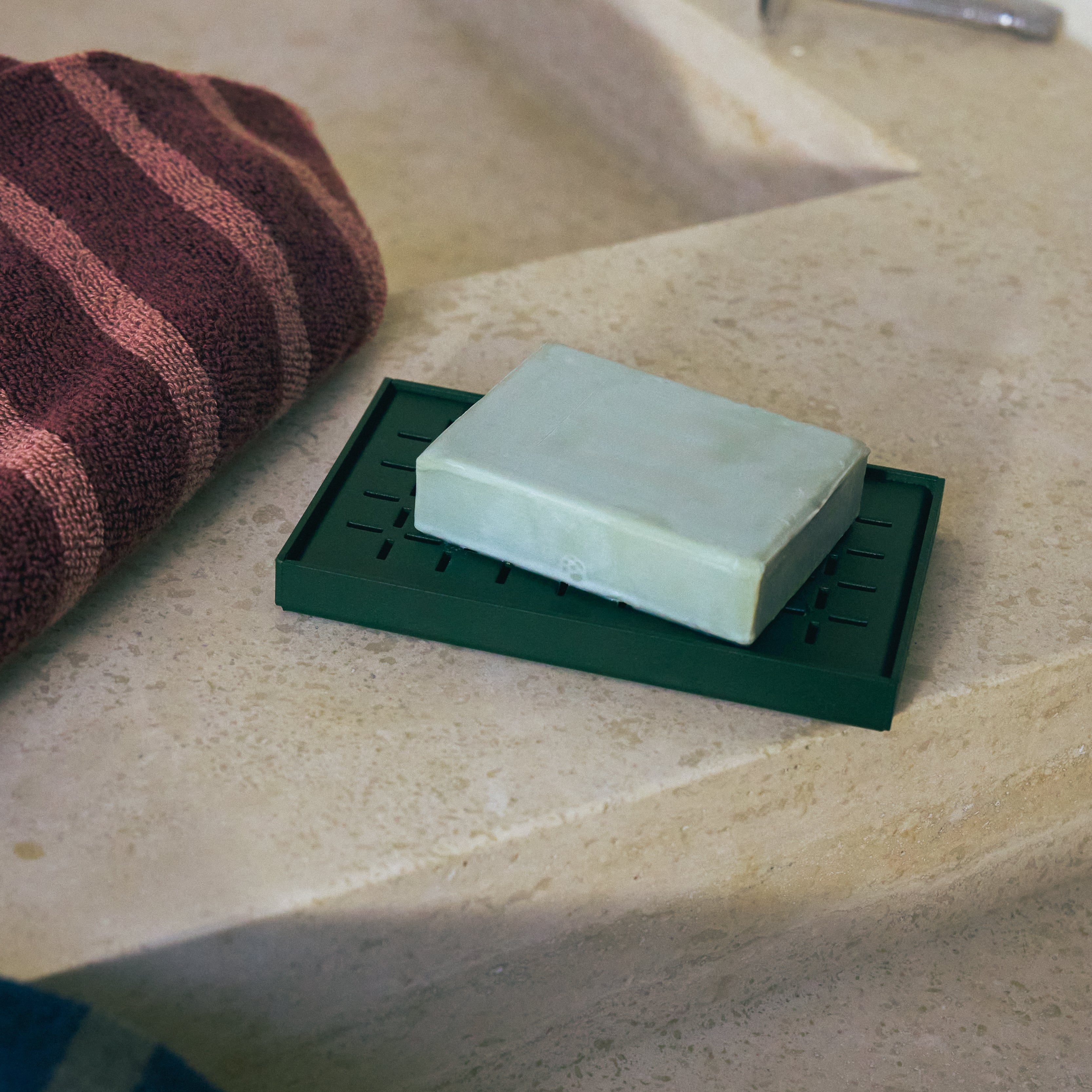 porte savon en aluminium coloré pour un savon  au sec Bild