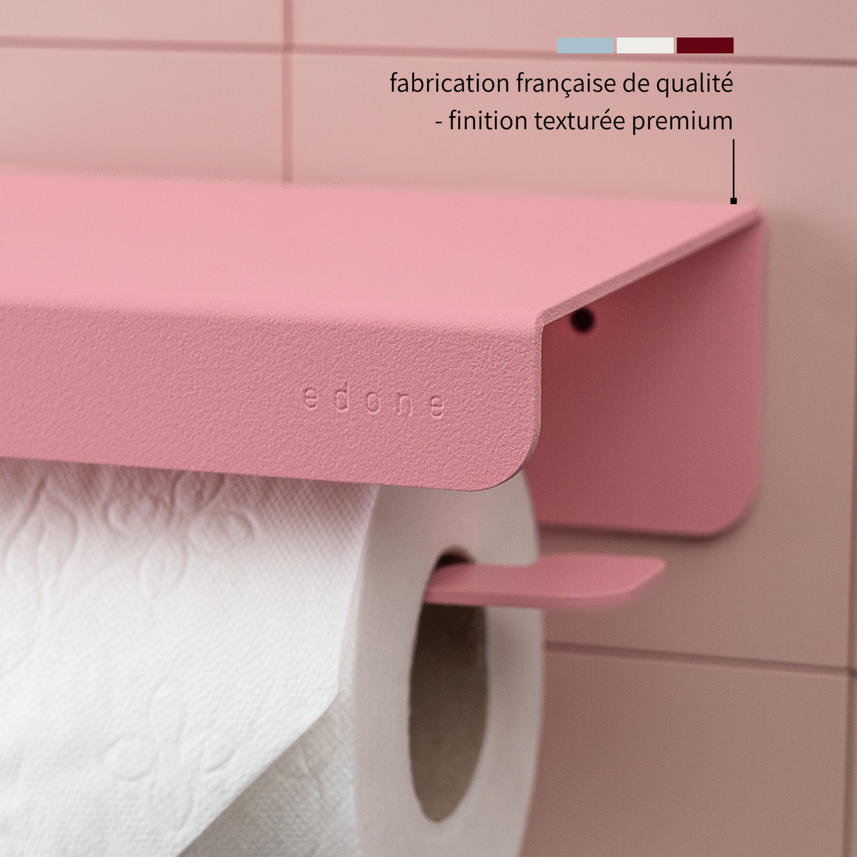 Toilettenpapierhalter mit Ablage.