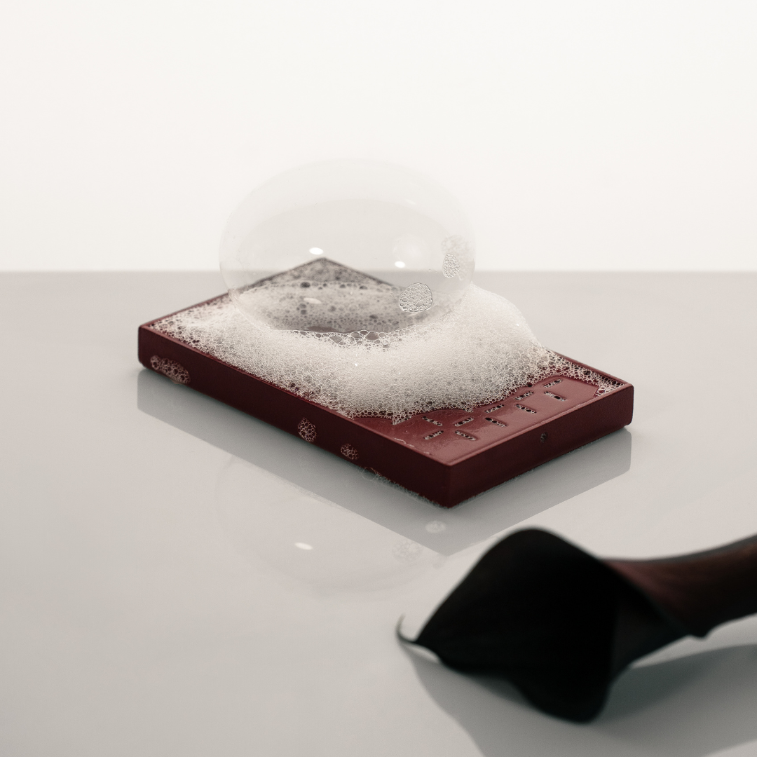 porte savon solide à poser design et coloré en aluminium avec récupérateur d'eau Bild