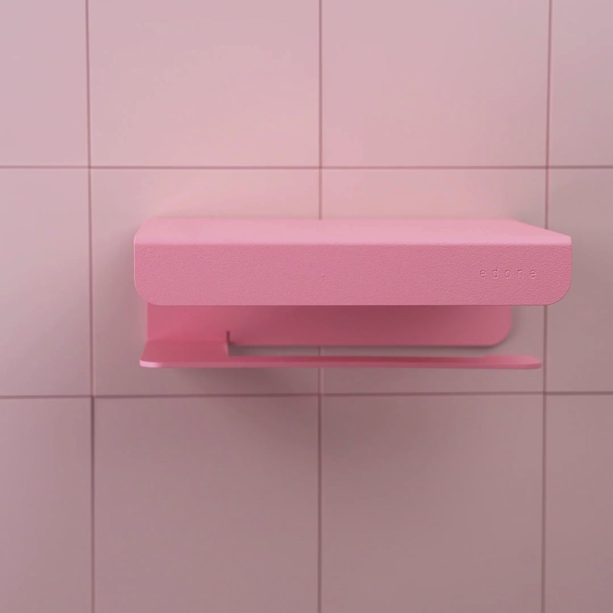 Toilettenpapierhalter mit Ablage.