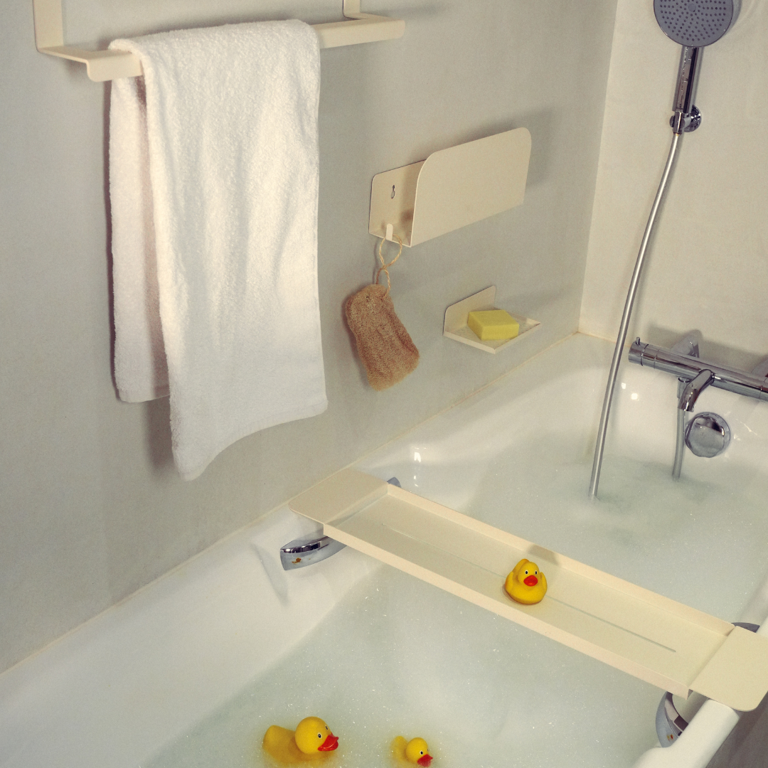 table de baignoire design et colorée